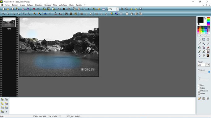 un seul élément de la photographie est en couleur, le reste de la photo est en noir et blanc